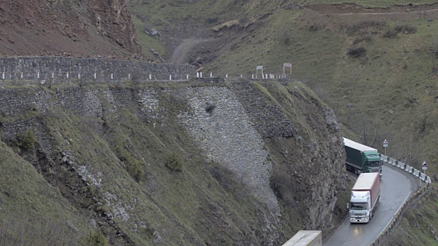 汽车沿着山路行驶。卡车在佐治亚州的蛇形公路上行驶。交通运输视频下载