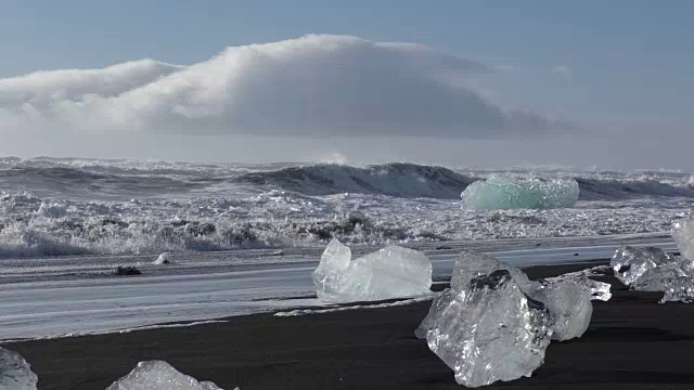 海滩上的冰山和海浪的背景视频素材