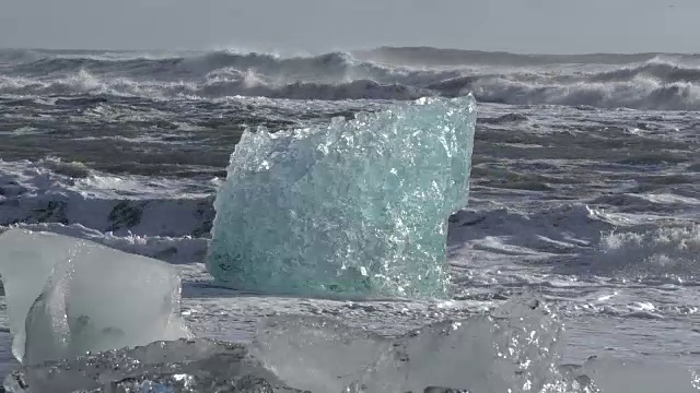 巨大的海浪拍打着冰岛的冰山视频素材