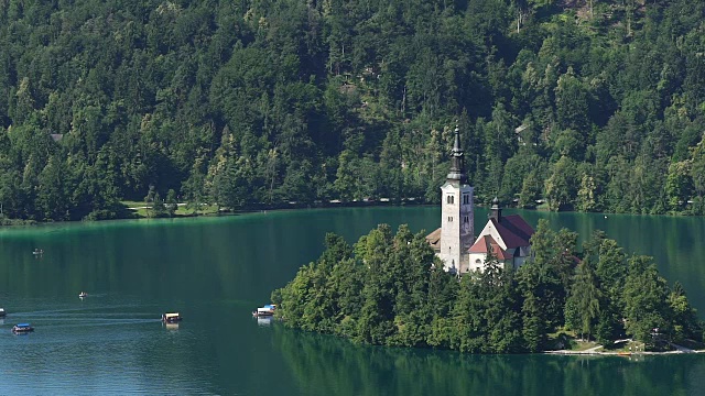 在斯洛文尼亚的布莱德湖上有建筑的小岛，令人惊叹的风景，旅游视频素材