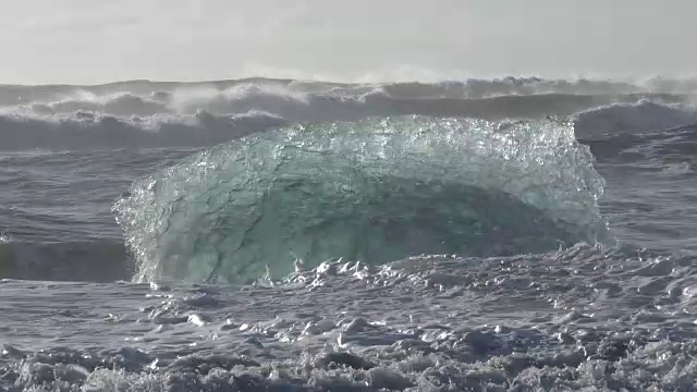 巨大的海浪拍打着冰岛的冰山视频素材