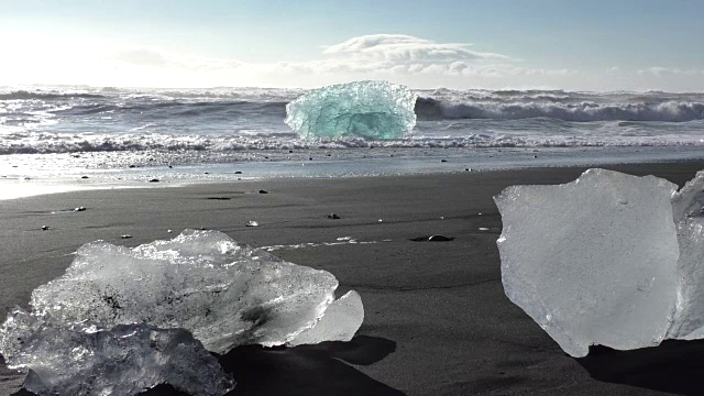 海滩上的冰山和海浪的背景视频素材