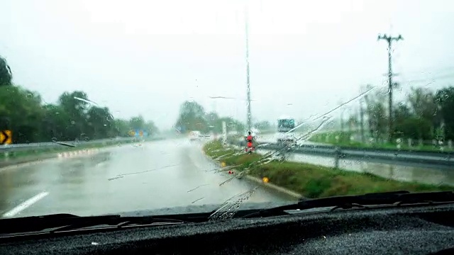 汽车挡风玻璃刮水器是在恶劣天气下在路上行驶时清除雨水的工具视频素材