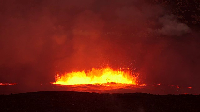 基拉韦厄火山沸腾的熔岩视频素材