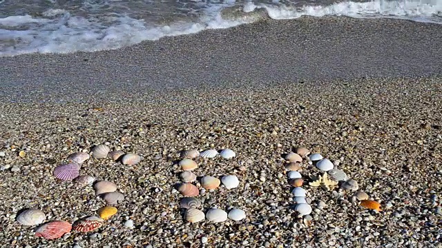 题海在沙上。在海滩上拍摄。视频素材