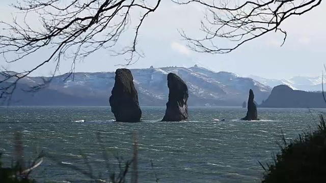 堪察加半岛海景:阿瓦查湾(太平洋)的三兄弟岩视频素材