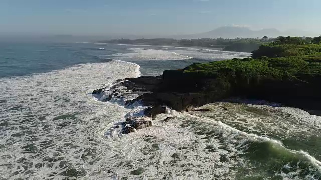 海滩上的日出，海景和巨浪。视频素材