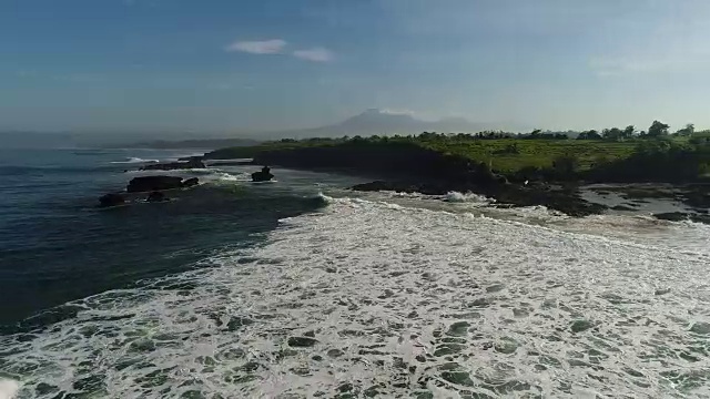 海滩上的日出，海景和巨浪。视频素材