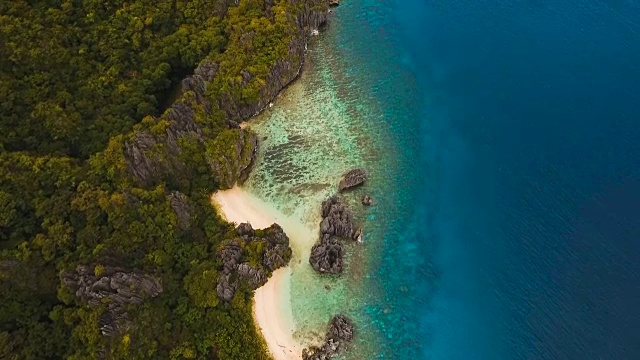 美丽的热带泻湖，鸟瞰图。热带岛屿视频素材