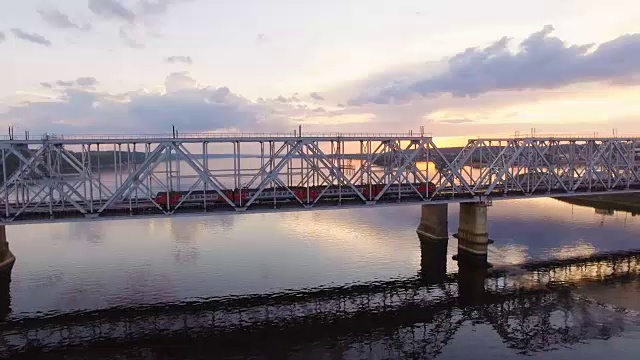 横跨伏尔加河的铁路桥，这是客运列车。鸟瞰图视频素材