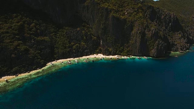 美丽的热带泻湖，鸟瞰图。热带岛屿视频素材