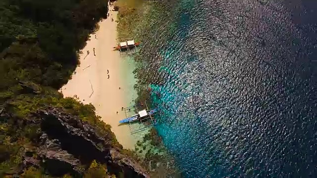 美丽的热带泻湖，鸟瞰图。热带岛屿视频素材