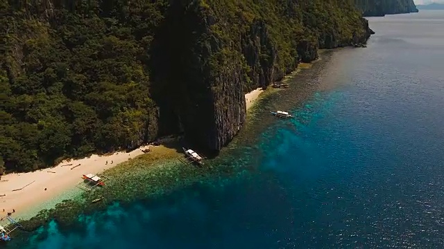 美丽的热带泻湖，鸟瞰图。热带岛屿视频素材