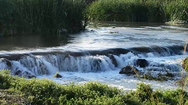 日落时瀑布般的河流视频素材