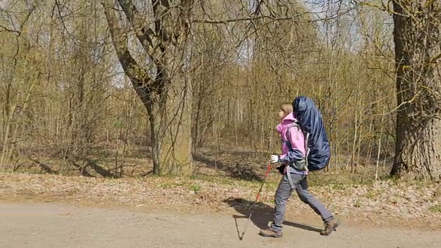 女孩边走边欣赏风景视频素材