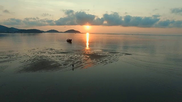 弃船残骸鸟瞰图及日出天空视频素材