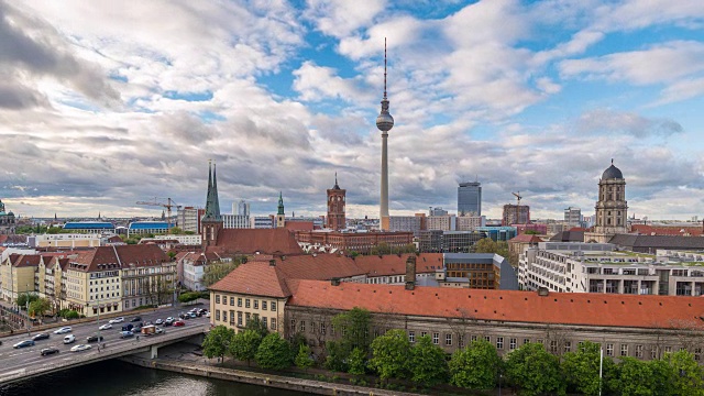 柏林城市天际线与柏林电视塔(柏林Fernsehturm)和施普雷河，柏林，德国，4K时间流逝视频素材