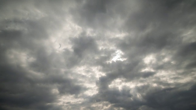 雨云游过天空视频素材