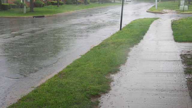 大雨落在沥青上。视频素材