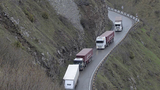 汽车沿着山路行驶。卡车在佐治亚州的蛇形公路上行驶。交通运输视频素材