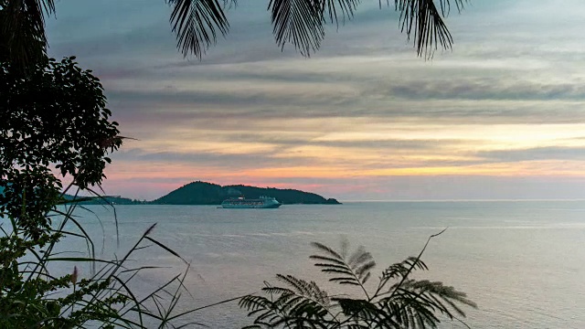 泰国巴东海滩湾日落天空邮轮公园全景4k时间流逝普吉岛视频素材