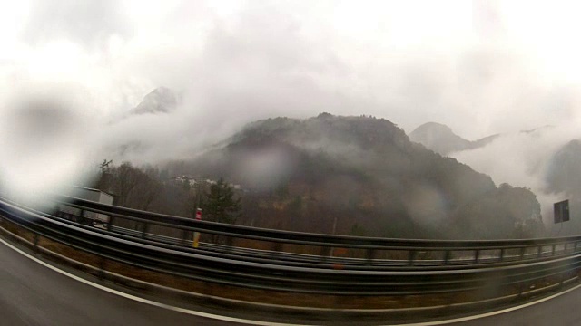 雨天在意大利阿尔卑斯高速公路上开车视频素材