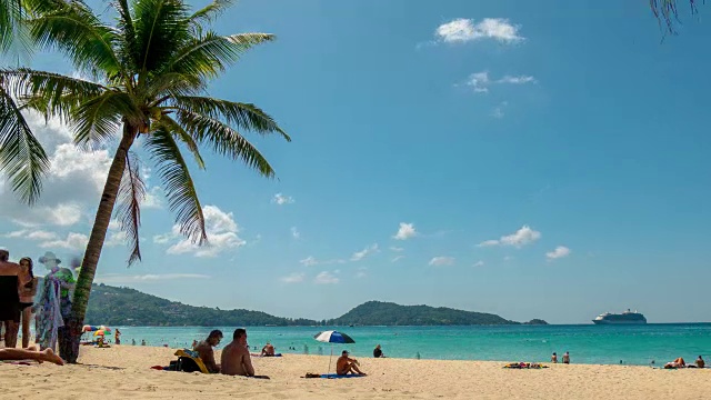 泰国夏日巴东海滩邮轮棕榈湾公园全景4k时间推移视频素材