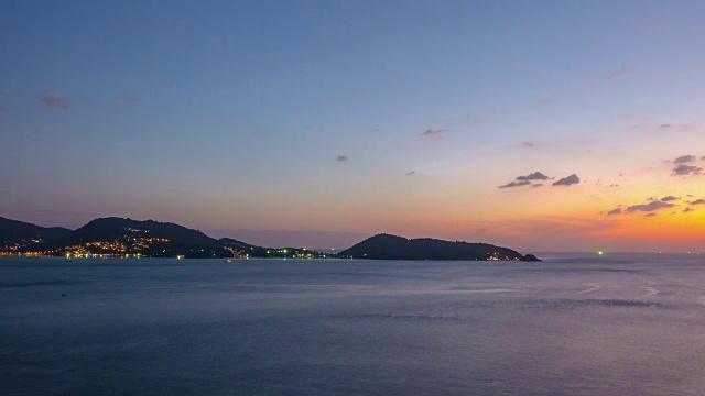 泰国夏季日落著名的普吉岛海滩海岸线全景4k时间流逝视频素材