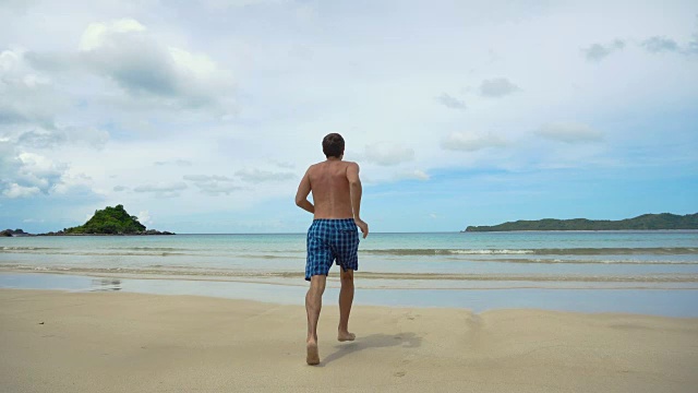 在海滩上跑步的男人视频素材