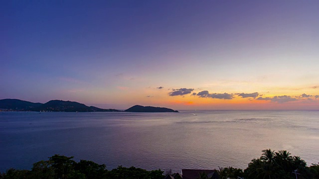 泰国著名的普吉岛山顶巴东海滩日落全景4k时间流逝视频素材