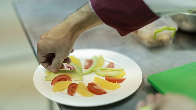 厨师烹饪蔬菜沙拉视频素材