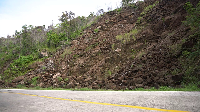 菲律宾卡米圭因岛山路上发生滑坡视频素材