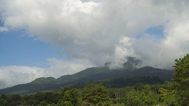 山川和天空的景观。Camiguin岛视频素材