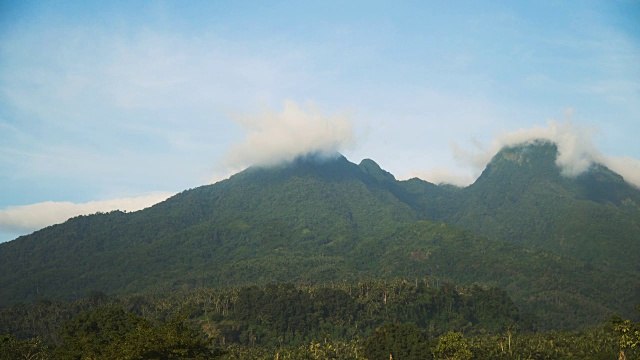 山川和天空的景观。Camiguin岛视频素材