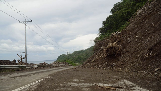 菲律宾卡米圭因岛山路上发生滑坡视频素材