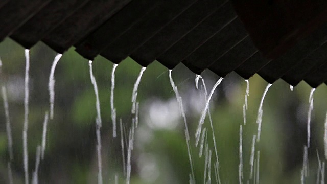 大雨落在屋顶上视频素材