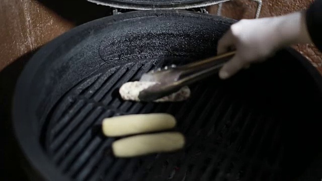 厨师在餐厅厨房烹饪视频素材