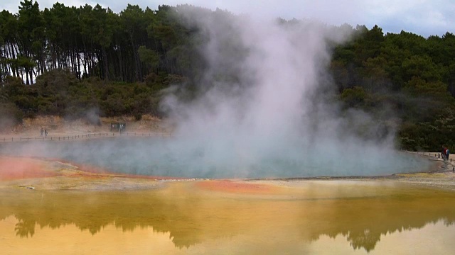 热湖香槟池在waio - tapu附近的罗托鲁瓦，新西兰视频素材