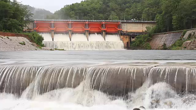 泰国南邦王河基洛姆水电站的溢洪道视频素材