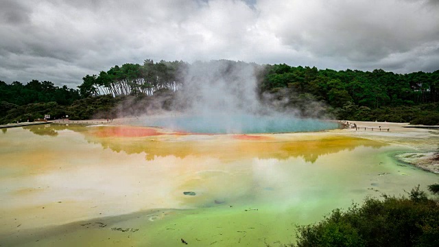 时间流逝热湖，香槟池在Wai-O-Tapu附近的罗托鲁瓦，新西兰视频素材