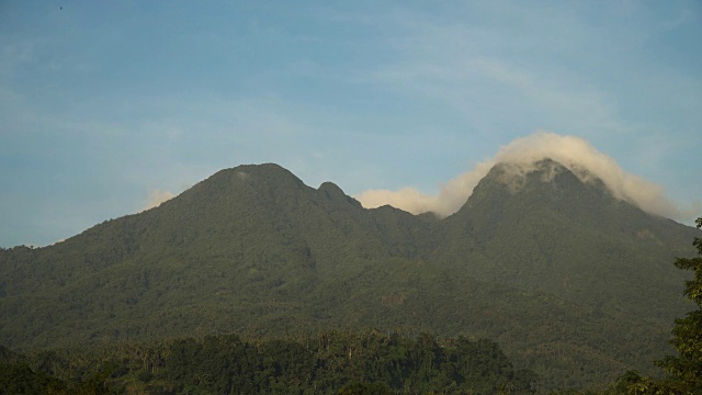 山川和天空的景观。Camiguin岛视频素材