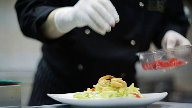 鲜虾沙拉盘视频素材