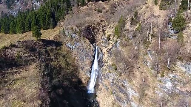 奥地利阿尔卑斯山春天的小瀑布视频素材