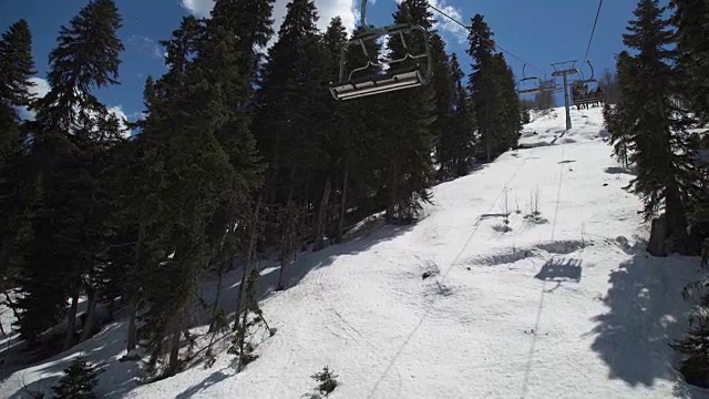 雪山滑雪者乘坐的滑雪缆车视频素材