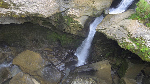 格鲁吉亚高加索山区库塔伊西附近的山区河流，河水清澈。Martvili峡谷视频素材