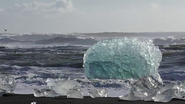 巨大的海浪拍打着冰岛的冰山视频素材