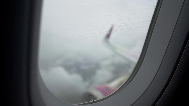 客机在低能见度多雨的天空飞行，发生事故的风险很高视频素材