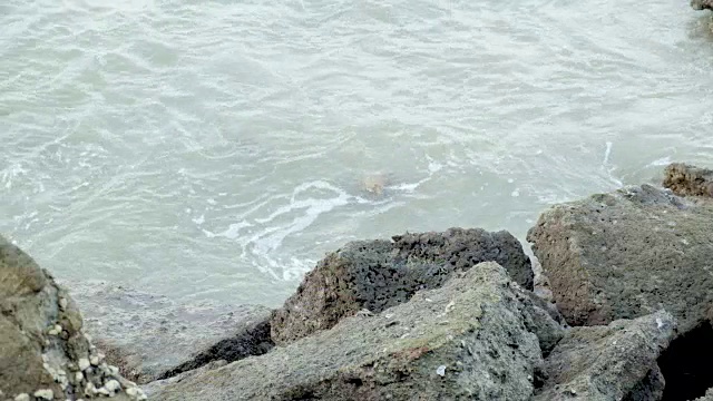 猛烈的海浪冲击着岩石视频素材