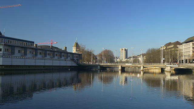 瑞士阳光明媚的日落苏黎世利马特河mÃ¼hlesteg桥全景4k视频素材