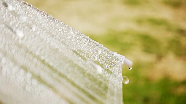 在阳光下下雨的伞的特写视频素材